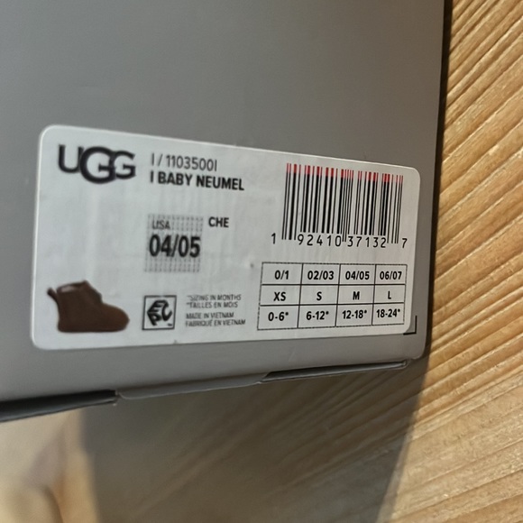 Baby neumel uggs size 4 - Picture 3 of 4